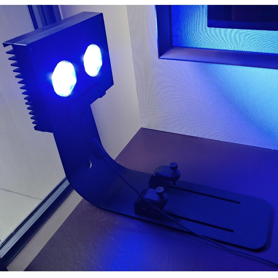 پایه نگهدارنده ویژه نورهای هایدرا بر روی لبه آکواریوم